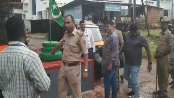 ಗಣಪತಿ ಕಟ್ಟೆಯಲ್ಲಿ ಹಸಿರು ಬಾವುಟ: ಮೂಡಬಿದ್ರೆ ಇನ್ಸ್‌ಪೆಕ್ಟರ್ ಸಮಯಪ್ರಜ್ಞೆಯಿಂದ ತಪ್ಪಿದ ಸಂಘರ್ಷ