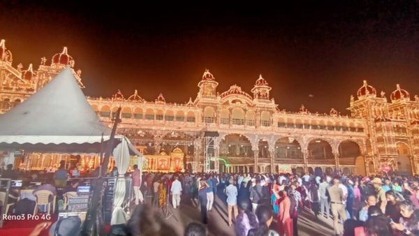 ಹರಿದುಬಂದ ಪ್ರವಾಸಿಗರ ದಂಡು, ಮೈಸೂರು ದಸರಾಗೆ ಬರದ ಮಾತೆಲ್ಲಿ..!