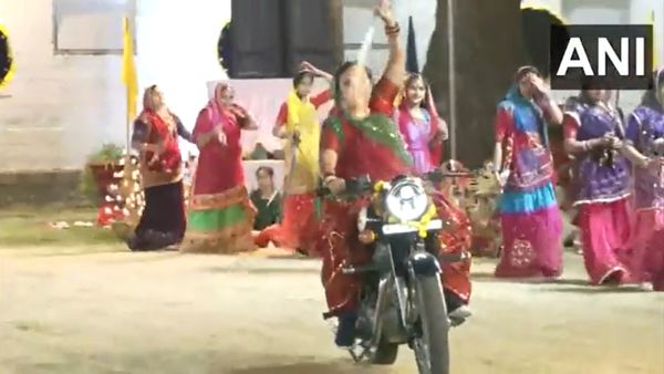 Navratri 2023: ರಜಪೂತ ಮಹಿಳೆಯರಿಂದ ಕತ್ತಿಗಳೊಂದಿಗೆ ಗರ್ಬಾ ಪ್ರದರ್ಶನ- ಬೆರಗಾಗಿಸುವ ವಿಡಿಯೋ ವೈರಲ್