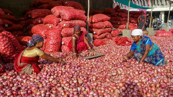 Onion Price: ಬೆಂಗಳೂರಿನಲ್ಲಿ ಈರುಳ್ಳಿ ಬೆಲೆ ಕೇಳಿ ಶಾಕ್ ಆದ ಗ್ರಾಹಕರು!