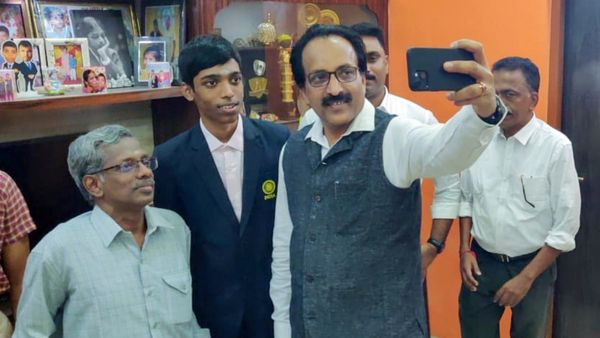 Chandrayaan 3: ‘ಚೆಸ್’ ಮಾಸ್ಟರ್ ಭೇಟಿ ಮಾಡಿದ ‘ಮೂನ್’ ಮಾಸ್ಟರ್!