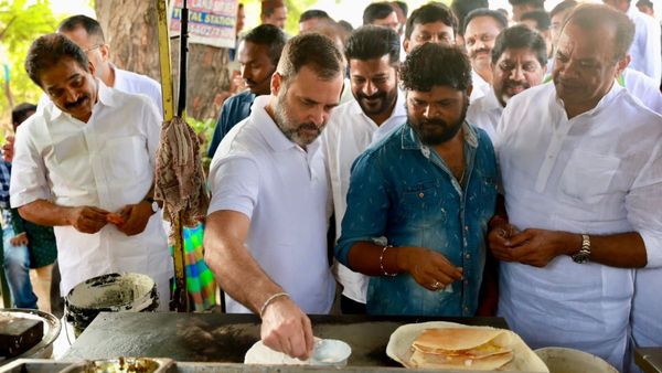 ತೆಲಂಗಾಣದ ಬೀದಿಬದಿ ಅಂಗಡಿಯಲ್ಲಿ ದೋಸೆ ತಯಾರಿಸಿದ ರಾಹುಲ್ ಗಾಂಧಿ