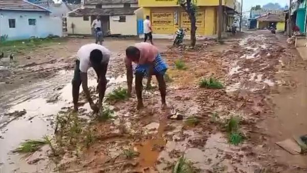 ಹನೂರು: ಅಲ್ಪ ಮಳೆಗೆ ಕೆಸರುಗದ್ದೆಯಾದ ರಸ್ತೆ, ಅಧಿಕಾರಿಗಳ ವಿರುದ್ಧ ರೊಚ್ಚಿಗೆದ್ದ ರೈತರು ಮಾಡಿದ್ದೇನು ಗೊತ್ತಾ?