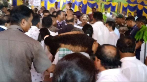 ಹಿರಿಯೂರು: ಕುರಿಮರಿ ಉಡುಗೊರೆ ಸ್ವೀಕರಿಸದ ಸಿಎಂ ಸಿದ್ದರಾಮಯ್ಯ