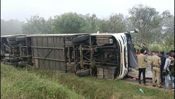 ಹುಬ್ಬಳ್ಳಿ: ಚಾಲಕನ ನಿಯಂತ್ರಣ ತಪ್ಪಿ ಸ್ಲೀಪರ್ ಕೋಚ್ ಬಸ್ ಪಲ್ಟಿ