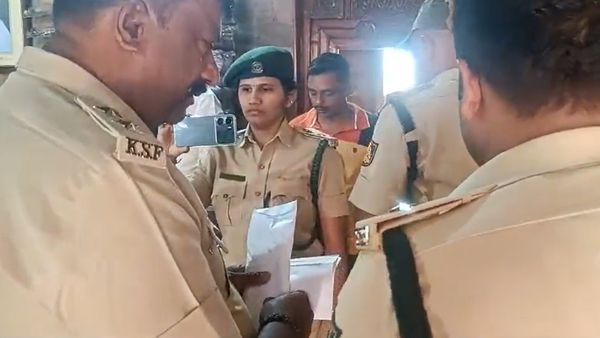 ಹುಲಿ ಉಗುರು ಪೆಂಡೆಂಟ್‌ ಕೇಸ್‌: ಸಚಿವೆ ಲಕ್ಷ್ಮಿ ಹೆಬ್ಬಾಳ್ಕರ್‌ ಅಳಿಯನ ನಿವಾಸಕ್ಕೆ ಅರಣ್ಯ ಅಧಿಕಾರಿಗಳ ದಿಢೀರ್‌ ಭೇಟಿ