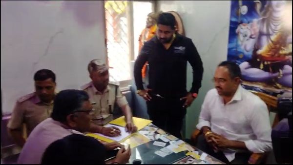 ಹುಲಿ ಉಗುರು ಪೆಂಡೆಂಟ್‌ ಕೇಸ್‌: ಹುಬ್ಬಳ್ಳಿಯಲ್ಲಿ ಉದ್ಯಮಿಗಳ ಮನೆಗೆ ಅರಣ್ಯಾಧಿಕಾರಿಗಳ ದಿಢೀರ್‌ ಭೇಟಿ