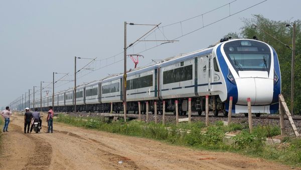 Sabarimala pilgrimage: ಶಬರಿಮಲೆ ಯಾತ್ರಿಗಳ ಗಮನಕ್ಕೆ- ವಂದೇ ಭಾರತ್ ಎಕ್ಸ್‌ಪ್ರೆಸ್ ರೈಲು ಈ ನಿಲ್ದಾಣದಲ್ಲಿ ನಿಲುಗಡೆ, ಮಾಹಿತಿ,