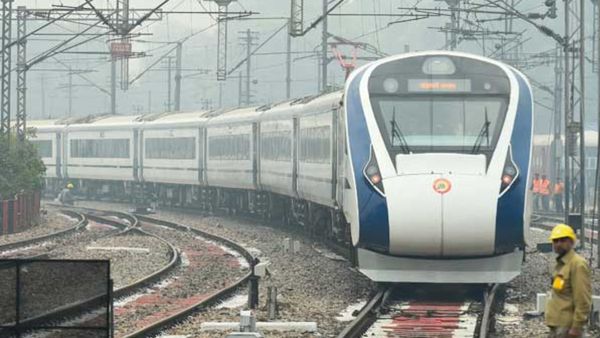  Vande Bharat Express: ಬೆಂಗಳೂರು- ಹೈದರಾಬಾದ್ ರೈಲಿನ ಸಮಯ ಬದಲಾವಣೆ ಮಾಡಿ, ಐಟಿ ಉದ್ಯೋಗಿಗಳು ಈ ನಿರ್ಧಾರಕ್ಕೆ ಬಂದಿದ್ದೇಕೆ?  