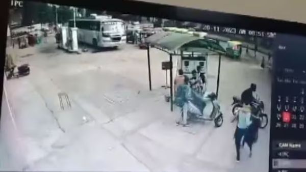 ಬೈಕ್‌ನಲ್ಲಿ ಯುವತಿಯ ಅಪಹರಣ: ಕ್ಯಾಮರಾದಲ್ಲಿ ಸೆರೆಯಾದ ಭಯಾನಕ ದೃಶ್ಯ ವೈರಲ್!