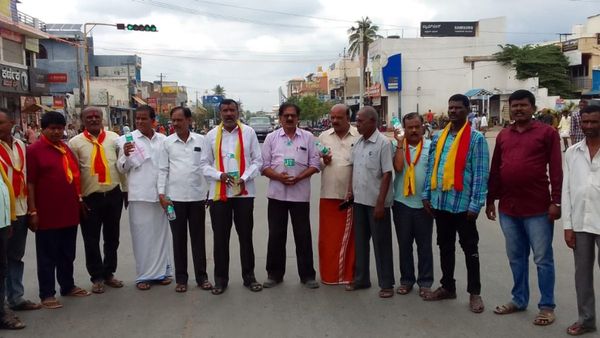 ನಿಲ್ಲದ ಕಾವೇರಿ ಕಿಚ್ಚು: ಚಾಮರಾಜನಗರದ ಬಳಿಯ ರಾಷ್ಟ್ರೀಯ ಹೆದ್ದಾರಿಯಲ್ಲಿ ಬಿಸ್ಲೇರಿ ಬಾಟಲ್ ಹಿಡಿದು ಪ್ರತಿಭಟನೆ