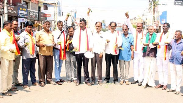 ಕಾವೇರಿ ವಿವಾದ: ಚಾಮರಾಜನಗರದಲ್ಲಿ ಬೇವಿನ ಸೊಪ್ಪು, ಸಿಹಿ ಪ್ರದರ್ಶಿಸಿ ಪ್ರತಿಭಟನೆ