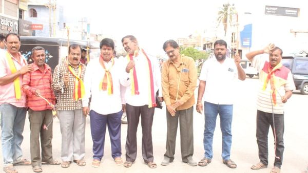 ಕಾವೇರಿ ಕಿಚ್ಚು: ಚಾಟಿಯಿಂದ ಹೊಡೆದುಕೊಂಡು ಪ್ರತಿಭಟಿಸಿದ ಹೋರಾಟಗಾರರು