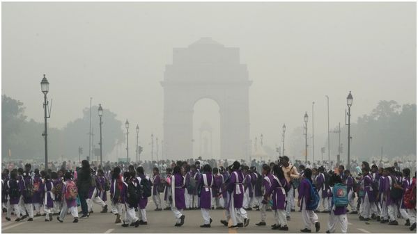 Delhi Air Pollution: ಉಸಿರುಗಟ್ಟುತ್ತಿದೆ ದೆಹಲಿ: ಮನೆಯಿಂದ ಕೆಲಸ, ಕಾರು, ಟ್ರಕ್ ಸಂಚಾರ ನಿಷೇಧ