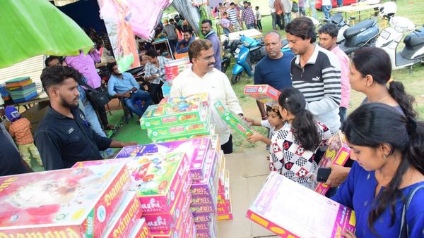 ಮೈಸೂರು: ದರ ಏರಿಕೆ ನಡುವೆಯೂ ಹೂವು, ಹಣ್ಣು ಖರೀದಿ ಜೋರು, ಪಟಾಕಿ ಕೊಳ್ಳಲು ಜನರ ನಿರಾಸಕ್ತಿ