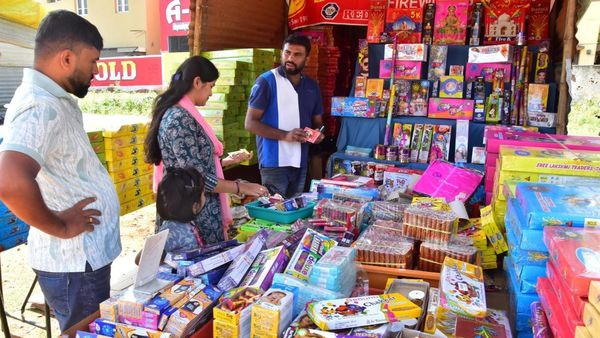 ಕೊಳ್ಳುವವರ ಸಂಖ್ಯೆ ಕಡಿಮೆಯಾದರೂ ಬೆಲೆ ಮಾತ್ರ ದುಬಾರಿ: ಮಂಡ್ಯದಲ್ಲಿ ಕಳೆಗುಂದಿದ ಪಟಾಕಿ ವ್ಯಾಪಾರ
