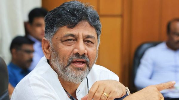 ಕೆಸಿಆರ್ ಫಾರ್ಮ್‌ಹೌಸ್‌ನಿಂದ ಸರ್ಕಾರ ನಡೆಸುತ್ತಿದ್ದಾರೆ: ಡಿಕೆ ಶಿವಕುಮಾರ್