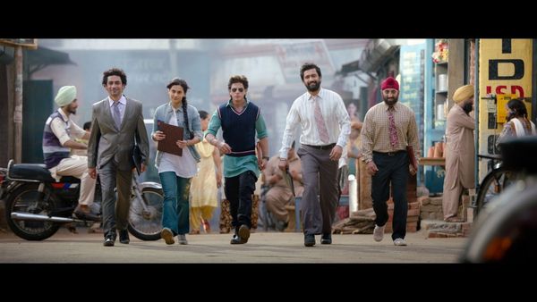 ಸುನಾಮಿ ರೀತಿ ಅಬ್ಬರಿಸುತ್ತಿದ್ದಾರೆ ಶಾರುಖ್ ಖಾನ್ ಫ್ಯಾನ್ಸ್!