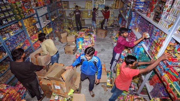 ಪಟಾಕಿ; ಸುರಕ್ಷತಾ ಕ್ರಮ ಕೈಗೊಳ್ಳದ ಸರ್ಕಾರಕ್ಕೆ ಹೈಕೋರ್ಟ್ ತರಾಟೆ