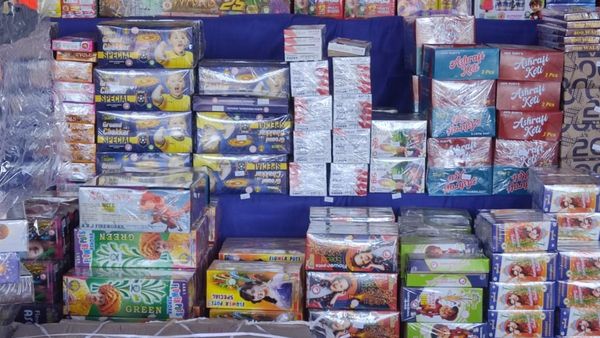 ಪಟಾಕಿ ಅಂಗಡಿಗಳ ಬೀಗ ತೆರೆಯಲು ಹೈಕೋರ್ಟ್ ನಿರ್ದೇಶನ