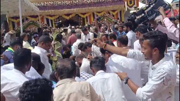 Hasanamba darshan: ಮೊದಲ ದಿನವೇ ಹಾಸನಾಂಬ ದರ್ಶನಕ್ಕೆ ಮುಂದಾದ ನೂರಾರು ಕೈ ಕಾರ್ಯಕರ್ತರು, ಮುಂದಾಗಿದ್ದೇನು?