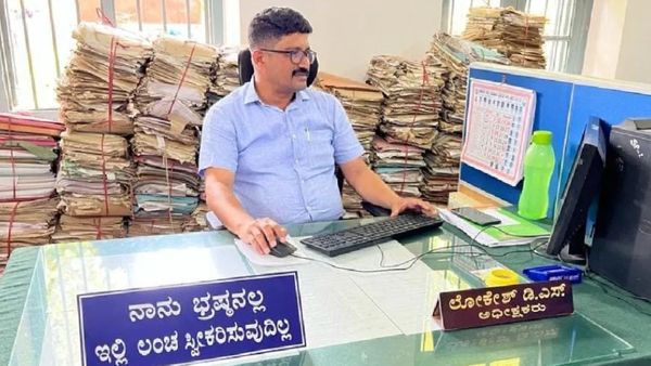 ನಾನು ಭ್ರಷ್ಟನಲ್ಲ, ಇಲ್ಲಿ ಲಂಚ ಸ್ವೀಕರಿಸುವುದಿಲ್ಲ ಎಂದು ಬೋರ್ಡ್‌ ಹಾಕಿಕೊಂಡ ಸರ್ಕಾರಿ ಅಧಿಕಾರಿ, ಫೋಟೋ ವೈರಲ್‌