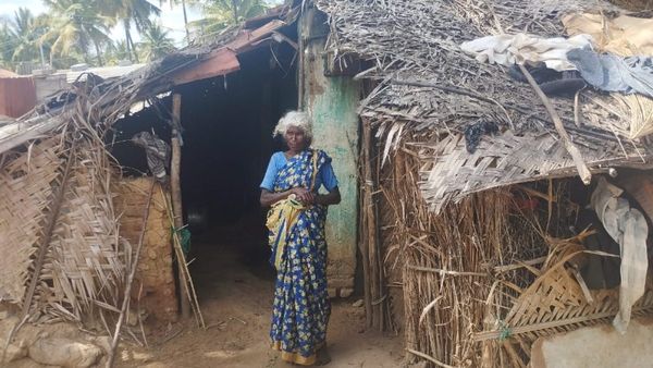 ಚಾಮರಾಜನಗರ: ಅಧಿಕಾರಿಗಳು AC ಕೋಣೆಯಲ್ಲಿ, ಬಡವರು ಸೂರಿಲ್ಲದ ಮನೆಯಲ್ಲಿ