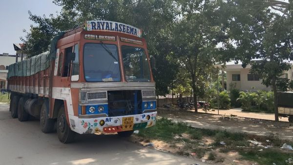 ಚಿಕ್ಕಬಳ್ಳಾಪುರ: ಗಡಿಭಾಗದಲ್ಲಿ ಮುಂದುವರಿದ ಅಕ್ರಮ ಮರಳು ಸಾಗಾಟ, ಯಾರಿಗೂ ಕ್ಯಾರೇ ಎನ್ನದ ದಂಧೆಕೋರರು