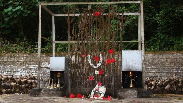 ಕೊಡಗು: ಗುಡಿ ಗೋಪುರವಿಲ್ಲದ ಈ ವಿಶಿಷ್ಟ ದೇಗುಲದಲ್ಲಿ ನಡೆಯುತ್ತೆ ಮಣ್ಣಿನ ನಾಯಿಗಳ ಹರಕೆ