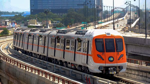 Train: ರೈಲು ಹಳಿ ಮೇಲೆ ‘ಹಾವಿನ ಪಟಾಕಿ’ ಹಚ್ಚಿದ ಯುಟ್ಯೂಬರ್! ಮುಂದೆ ಏನಾಯ್ತು?