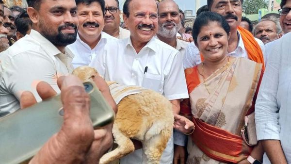 Sadananda Gowda: ನಿವೃತ್ತಿ ಘೋಷಣೆ ಬೆನ್ನಲ್ಲೇ ಸದಾನಂದಗೌಡರಿಗೆ ಬಂತು ಕುರಿಮರಿ ಉಡುಗೊರೆ