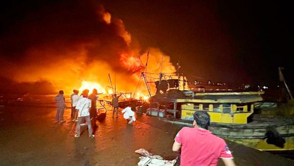 Visakhapatnam: ಬಂದರಿನಲ್ಲಿ ದಿಢೀರ್ ಬೆಂಕಿ ಜ್ವಾಲೆ: 30ಕ್ಕೂ ಹೆಚ್ಚು ದೋಣಿಗಳು ಭಸ್ಮ, ನಷ್ಟದ ವಿವರ
