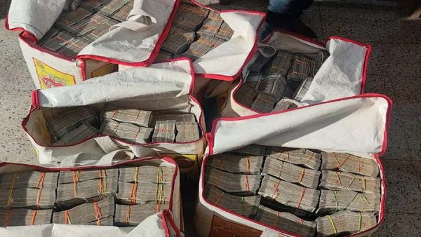 ಹೊಳಲ್ಕೆರೆ: ಇನೋವಾ ಕಾರಿನಲ್ಲಿ ದಾಖಲೆ ಇಲ್ಲದೆ ಸಿಕ್ಕಿದ್ದು 8 ಕೋಟಿ ರೂಪಾಯಿ ಅಲ್ಲ, ಮತ್ತೆಷ್ಟು ಗೊತ್ತಾ?- ಮಾಹಿತಿ ತಿಳಿಯಿರಿ