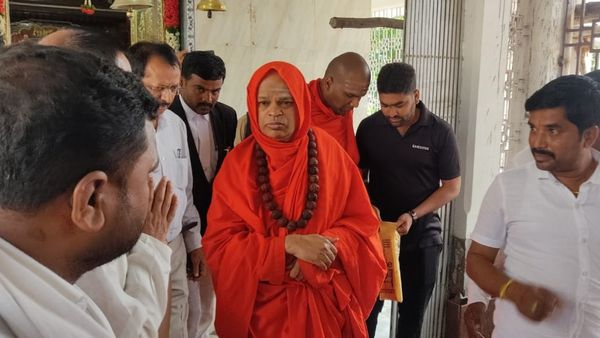 ದಾವಣಗೆರೆ ವಿರಕ್ತ ಮಠದಲ್ಲಿ ಮುರುಘಾ ಶ್ರೀಗಳ ಬಂಧನ: ಈ ವೇಳೆ ಏನೆಲ್ಲಾ ಆಯ್ತು ಗೊತ್ತಾ?, ಇಲ್ಲಿದೆ ಮಾಹಿತಿ