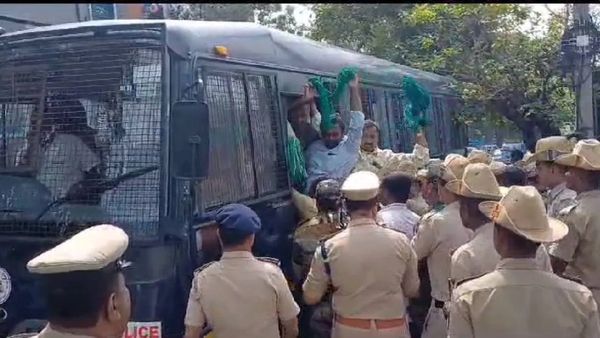  ಮೈಸೂರಿನಲ್ಲಿ ಸಿಎಂ ನಿವಾಸಕ್ಕೆ ಮುತ್ತಿಗೆಗೆ ಯತ್ನ, ಕಬ್ಬು ಬೆಳೆಗಾರರು ಪೊಲೀಸರ ವಶಕ್ಕೆ
