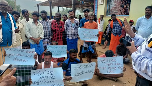 ಚಾಮರಾಜನಗರ: ವಿದ್ಯಾರ್ಥಿನಿಗೆ ಕೋಳಿ ಕುಕ್ಕಿದ್ದಕ್ಕೆ ಶಾಲೆಗೆ ಬೀಗ ಜಡಿದು ಪೋಷಕರ ಆಕ್ರೋಶ