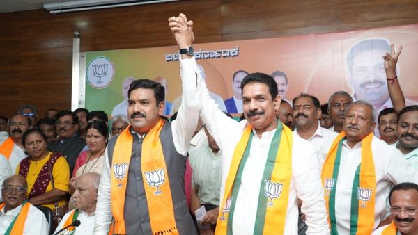 ‘ಬಿಜೆಪಿ ಸಾಮಾಜಿಕ ಜಾಲತಾಣಗಳಲ್ಲಿ ವಿಜಯೇಂದ್ರ ಹೆಸರೇ ಇಲ್ಲ: ಇದು ‘ಸಂತೋಷ ಕೂಟ’ದ ಕೈವಾಡವೇ?’