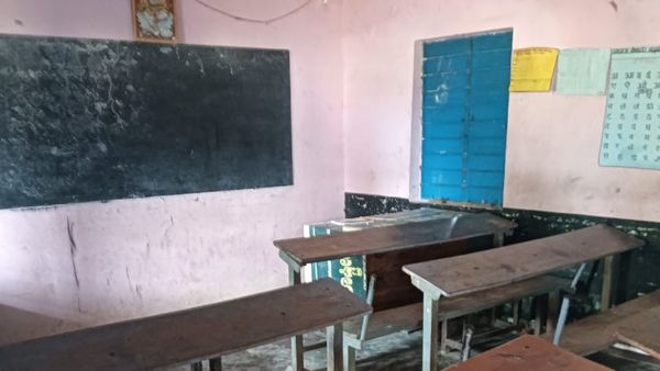 ಹನೂರು: ಕೋಳಿ ಮಾಡಿದ ರಂಪಾಟ, 7 ದಿನಗಳಿಂದ ಶಾಲೆಗೆ ಹೋಗದ ಮಕ್ಕಳು.!