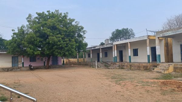 ಮಸ್ಕಿ: ವಟಗಲ್ ಸರ್ಕಾರಿ ಶಾಲೆಯ ಅವ್ಯವಸ್ಥೆ: ಶೌಚಾಲಯ ಇಲ್ಲದೆ ವಿದ್ಯಾರ್ಥಿಗಳ ಪರದಾಟ