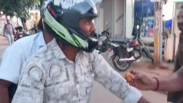 ದಾವಣಗೆರೆಯ ಕೆಲವೆಡೆ ಸಂಚಾರ ನಿಯಮ ಉಲ್ಲಂಘಿಸಿದವರಿಗೆ ವಡೆ ಕೊಟ್ಟು ವಿಶೇಷ ಜಾಗೃತಿ