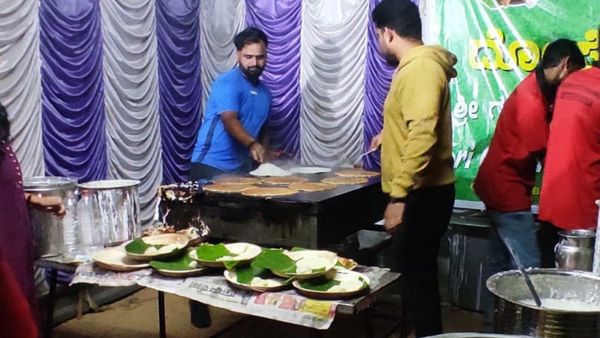 Davanagere benne dose: ಬಿಸಿ ಬಿಸಿ ದೋಸೆ ಸವಿದ್ರು ಗ್ರಾಹಕರು.. ವ್ಯಾಪಾರಿಗಳಿಗೆ 3 ದಿನ ಬಲು ವ್ಯಾಪಾರ- ಲಾಭ ಎಷ್ಟು ತಿಳಿಯಿರಿ