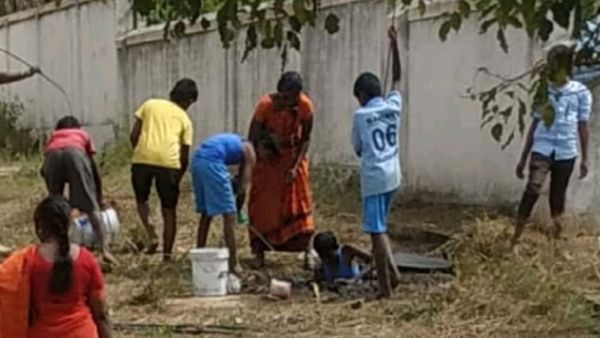 ಕೋಲಾರ: ಮೊರಾರ್ಜಿ ದೇಸಾಯಿ ವಸತಿ ಶಾಲೆಯ ಮಕ್ಕಳನ್ನು ಮಲದ ಗುಂಡಿಗಿಳಿಸಿ ಸ್ವಚ್ಛತೆ, ರೊಚ್ಚಿಗೆದ್ದ ಪೋಷಕರು ಮಾಡಿದ್ದೇನು ಗೊತ್ತಾ?