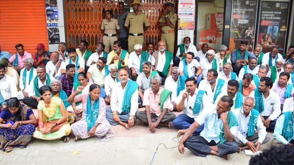 ಬ್ಯಾಂಕ್‌ ಬರೋಡಾ ವಿರುದ್ಧ ಮಂಡ್ಯ ರೈತರ ಪ್ರತಿಭಟನೆ