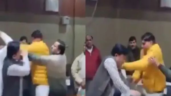 ಸಭೆಯ ಮಧ್ಯದಲ್ಲಿಯೇ ಕೌನ್ಸಿಲರ್‌ಗಳ ನಡುವೆ ಫೈಟೋ.. ಫೈಟು... ವಿಡಿಯೋ ವೈರಲ್