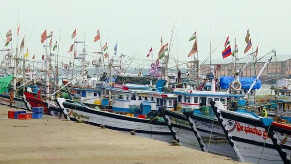 ಕಡಲ ಮಕ್ಕಳಿಗೂ ಮತ್ಸ್ಯದ ಬರ: ಅವಧಿಗೂ ಮುನ್ನವೇ ಬೋಟ್‌ಗಳಿಗೆ ಲಂಗರು