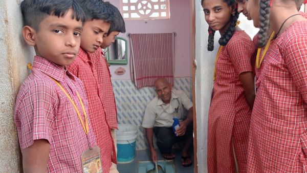 ಗುಂಡ್ಲುಪೇಟೆ: 2010ರಿಂದ ಇಲ್ಲಿವರೆಗೂ ಶಾಲಾ ಶೌಚಾಲಯ ಶುಚಿಗೊಳಿಸುತ್ತಿರುವ ಮುಖ್ಯ ಶಿಕ್ಷಕ, ಇದರ ಉದ್ದೇಶ ಏನು ಗೊತ್ತಾ?-ಮಾಹಿತಿ