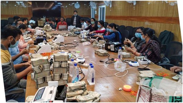 Odisha Income Tax Raid: ₹300 ಕೋಟಿ ದಾಟಿದ ವಶ ಪಡೆದ ಹಣ: ಮುಂದುವರೆದ ಎಣಿಕೆ