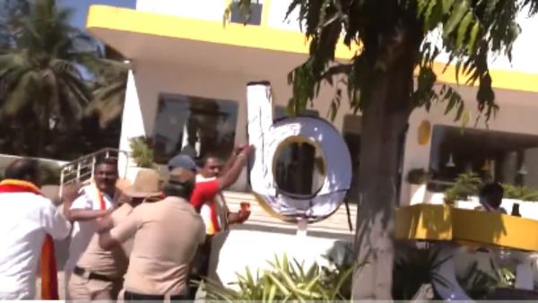 ಕನ್ನಡ ಭಾಷೆಗಾಗಿ ರಸ್ತೆಗಿಳಿದ ಕರವೇ: ಬೆಂಗಳೂರಿನಲ್ಲಿ ಹೋಟೆಲ್ ಬೋರ್ಡ್ ಧ್ವಂಸ