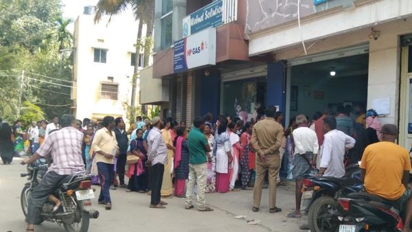 ಅಡುಗೆ ಅನಿಲಕ್ಕೆ ಸಬ್ಸಿಡಿಗಾಗಿ ಕೆವೈಸಿ ನೋಂದಣಿ ವದಂತಿ: ಕ್ಯೂನಲ್ಲಿ ನಿಂತ ಜನರು