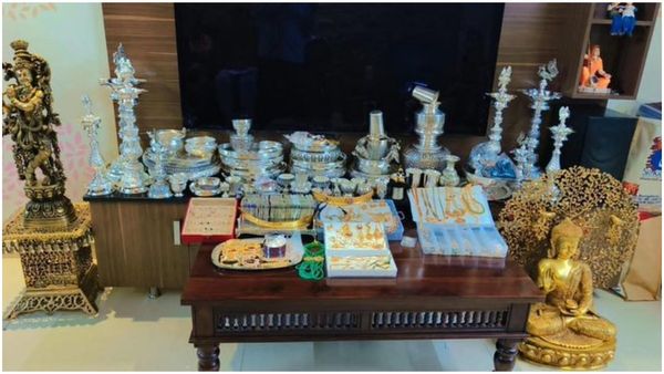 Lokayukta Raid: ಬೆಸ್ಕಾಂ ಅಧಿಕಾರಿಗಳ ಮನೆಯಲ್ಲಿ 1.5 ಕೋಟಿ ಮೌಲ್ಯದ ವಸ್ತುಗಳು, 92.95 ಲಕ್ಷ ನಗದು ಪತ್ತೆ